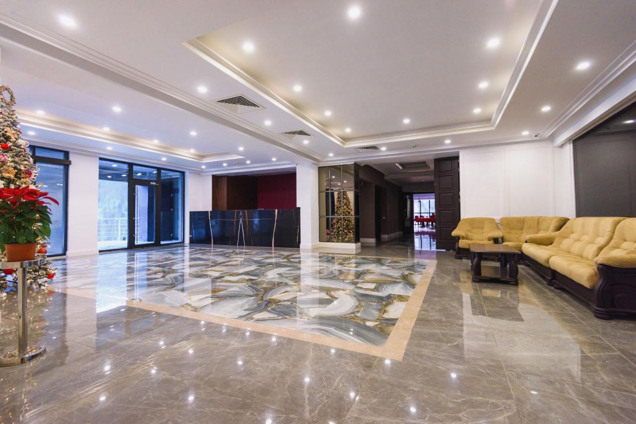 Hotel Carpat Inn Azuga Buitenkant foto